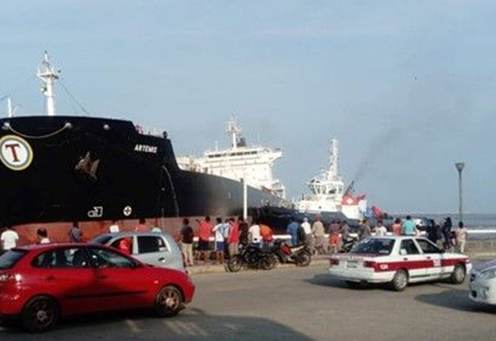 Ingreso del petrolero barco Artemis